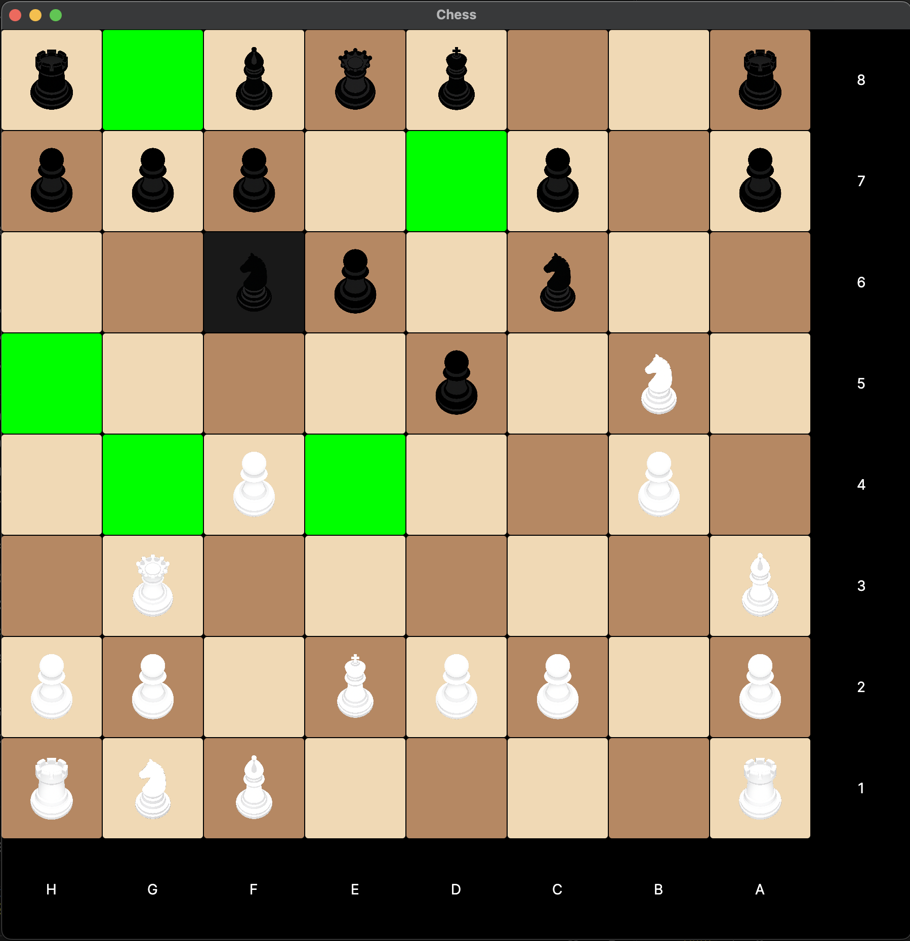 Schachbrett mit hervorgehobenen Zugmöglichkeiten mitten im Spiel